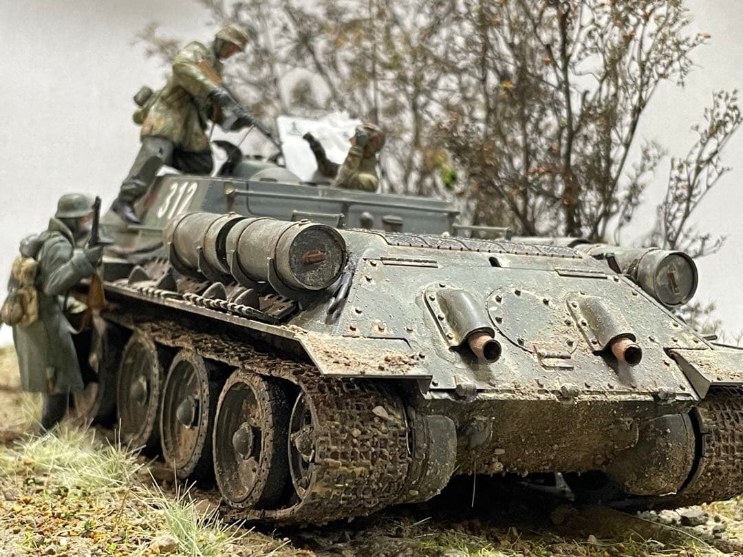 戦車ジオラマ　1/35 ロシアSU122と親衛隊兵士