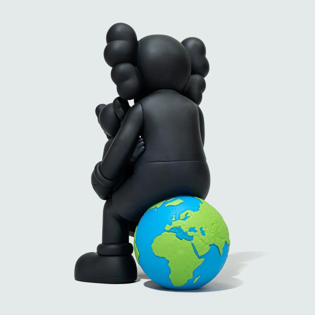【k.k】KAWS:HOLIDAY THAILAND - BLACK 黒
