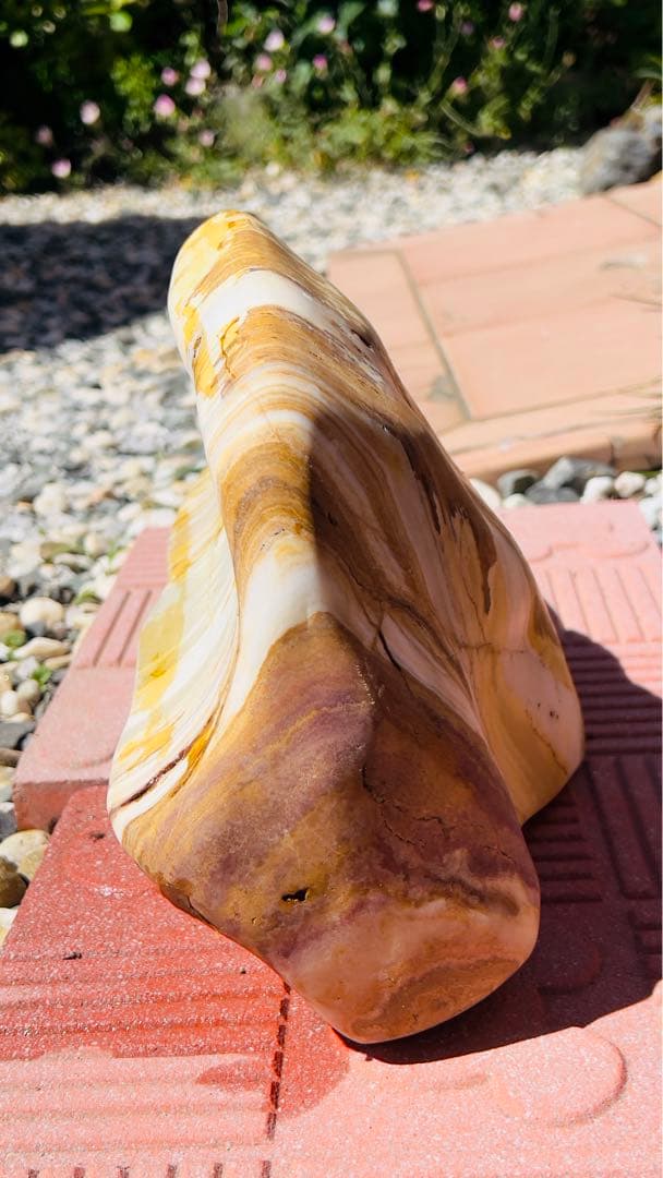 とても美しくカッコイイ飾り石