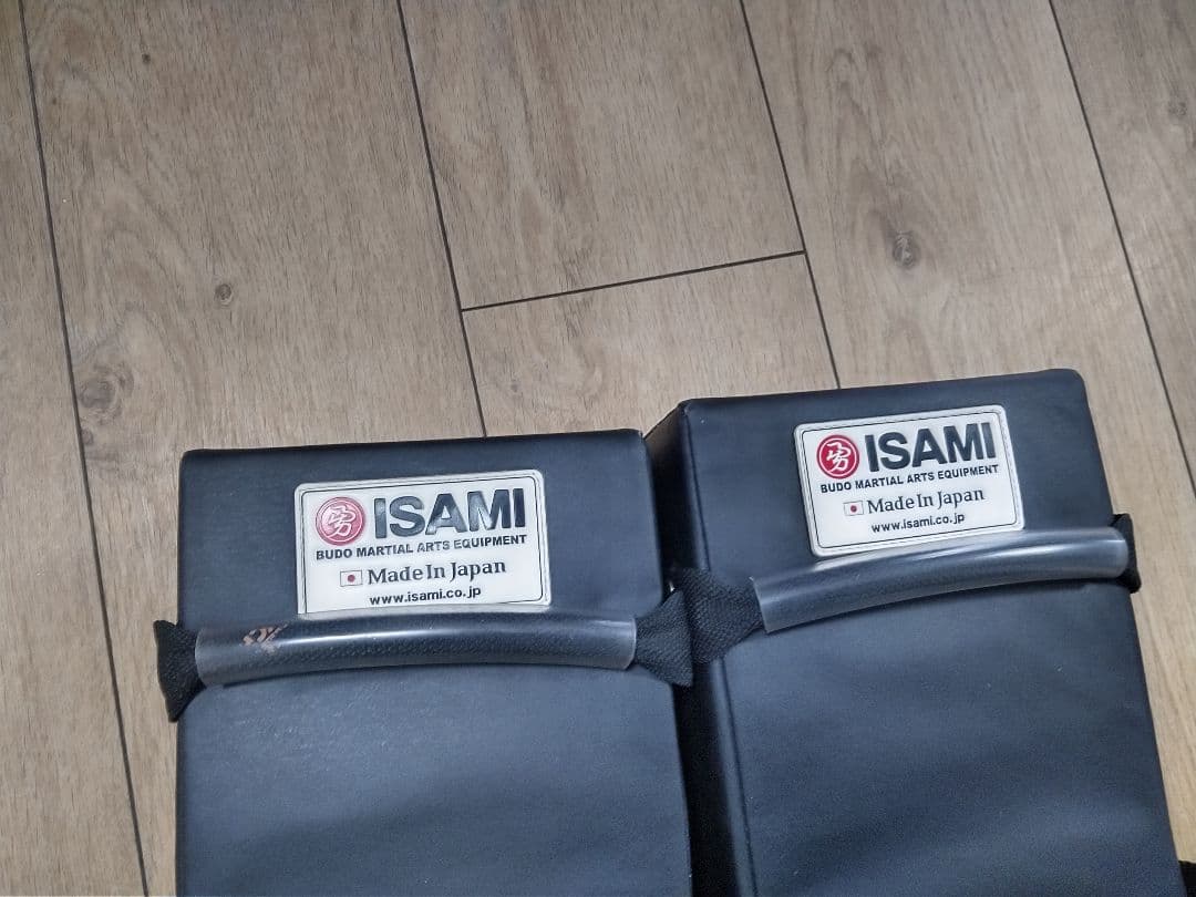 ISAMI キックミット 黒