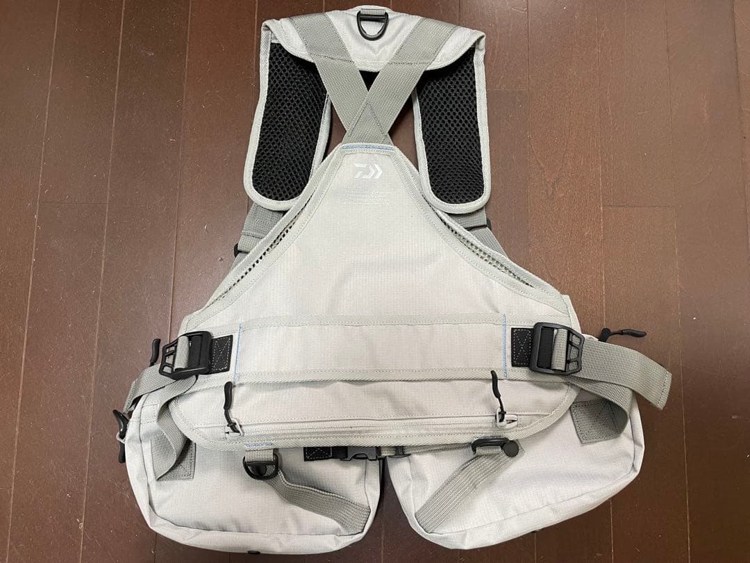 ほぼ未使用品　ダイワ　ライトフィッシングベスト