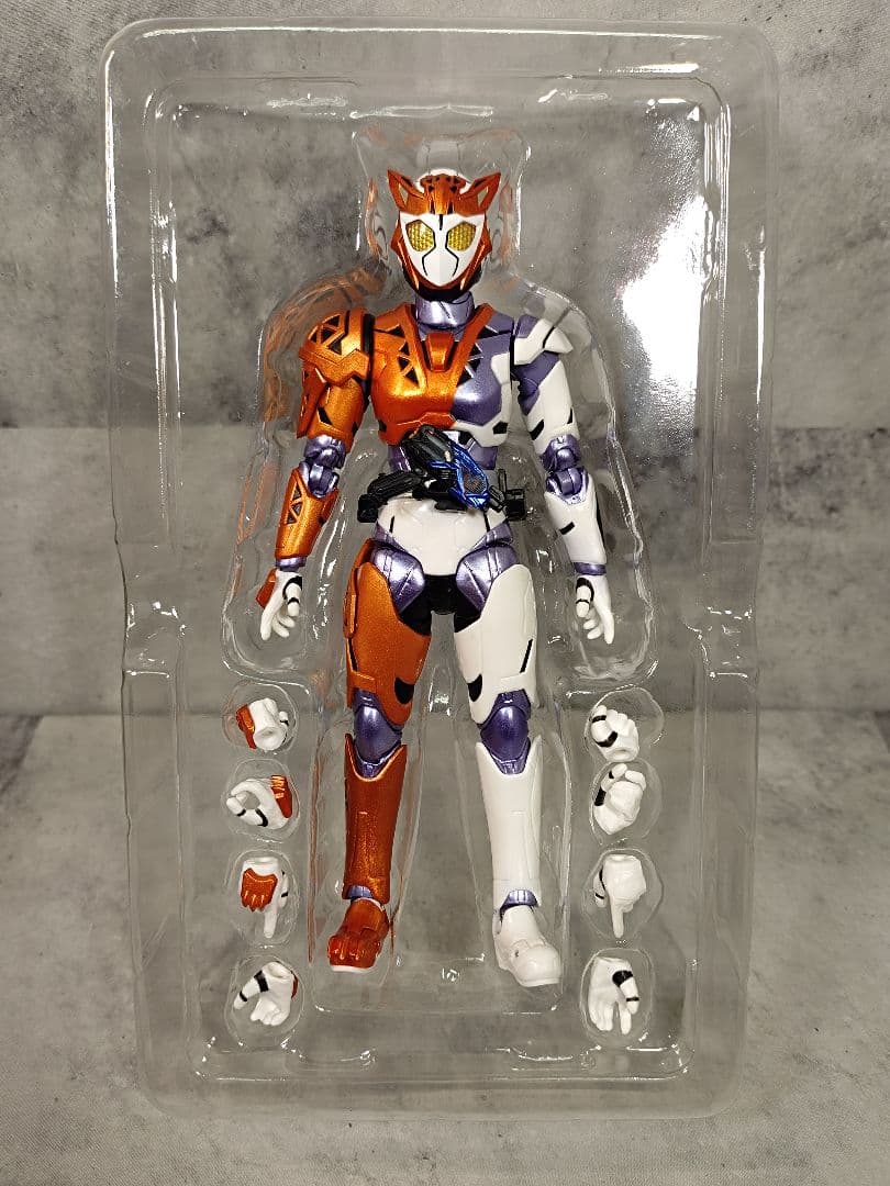 Figuarts フィギュアーツ　仮面ライダーバルキリー ラッシングチーター