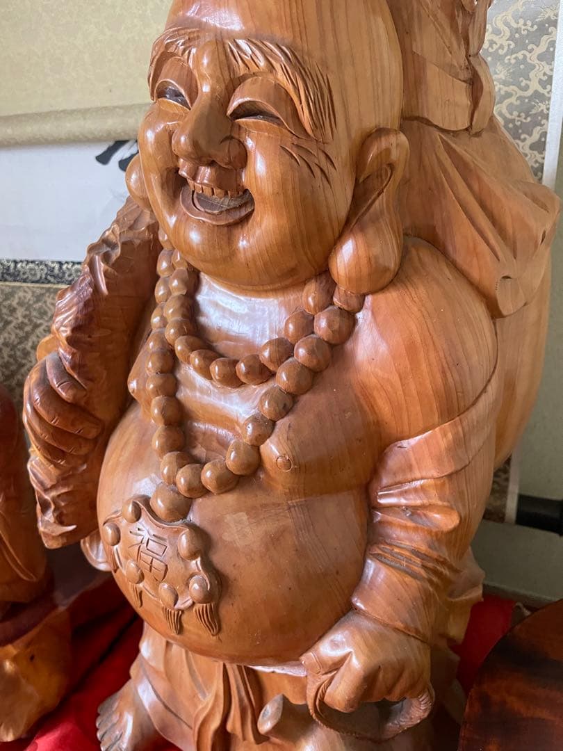 美品　骨董品　高級木彫り　大黒様　木製の笑顔の仏像セット　木彫り　赤い座布団付き