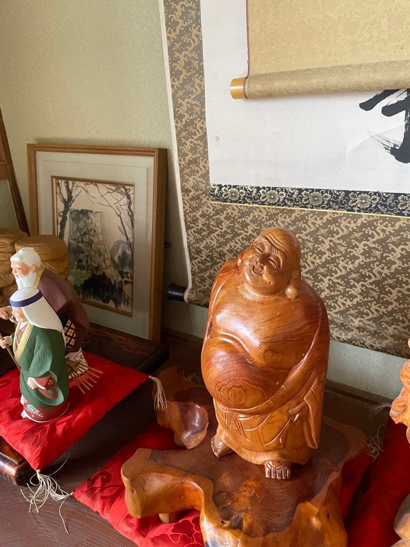 美品　骨董品　高級木彫り　大黒様　木製の笑顔の仏像セット　木彫り　赤い座布団付き