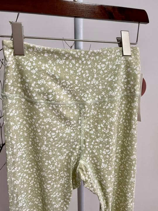 【エミヨガ新品2点セット❗️】ミニフラワーレギンス&ロゴアシンメトリーTシャツ