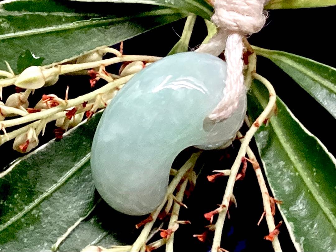 桁違いの極上品質　50年前のガラス質麻紐付保管品　糸魚川翡翠勾玉　鑑別書無し安価