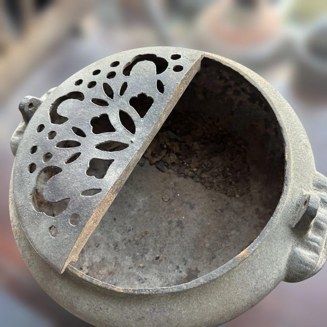 ヴィンテージ　装飾的な鉄製鍋 花模様タイル付き