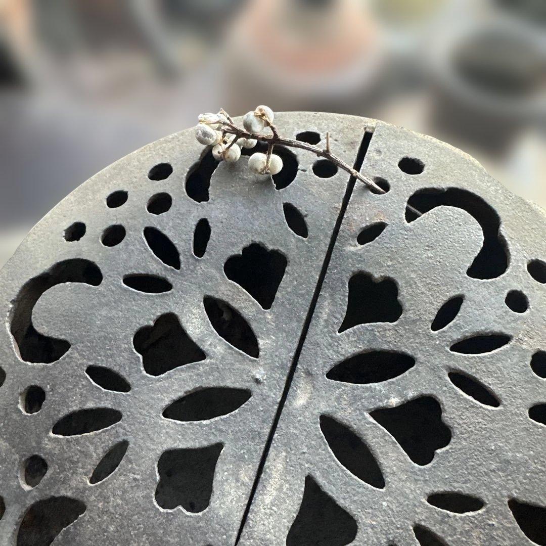 ヴィンテージ　装飾的な鉄製鍋 花模様タイル付き