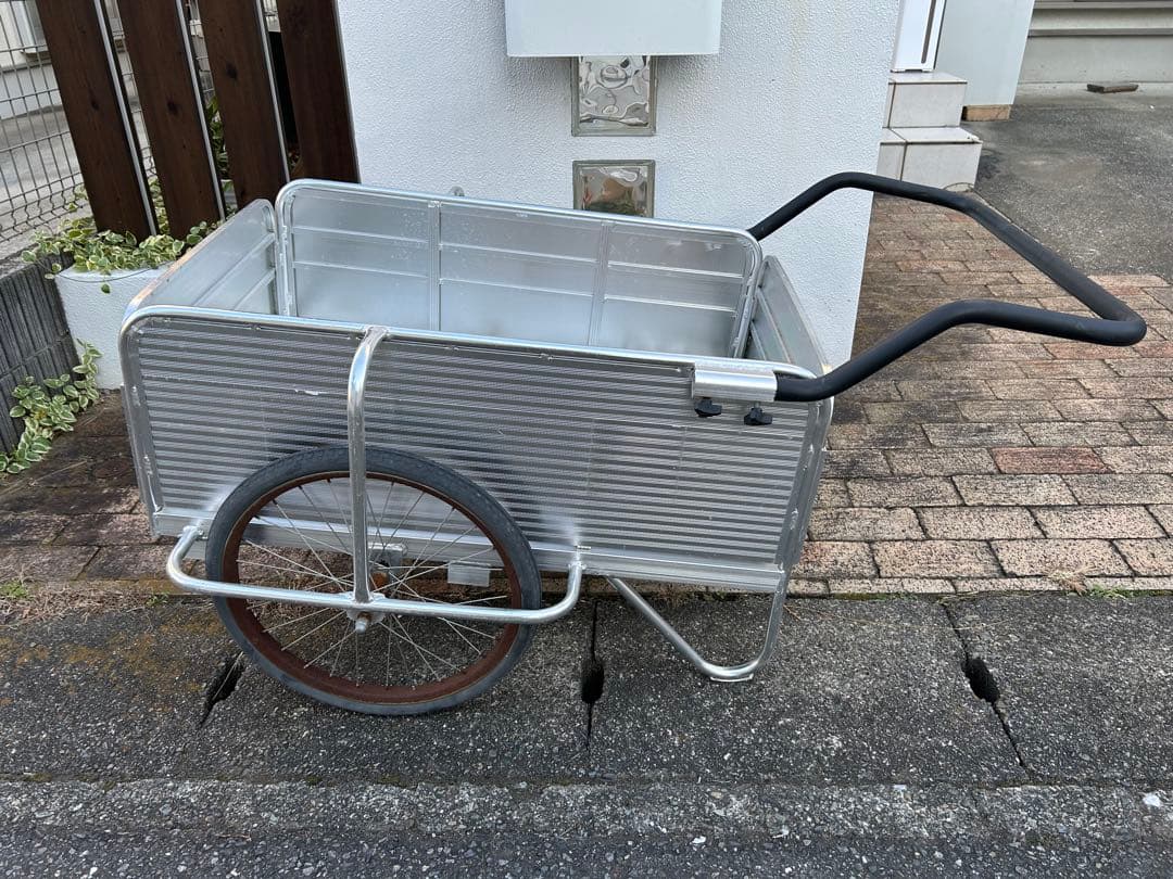 アルミ製リヤカー　ノーパンクタイヤ