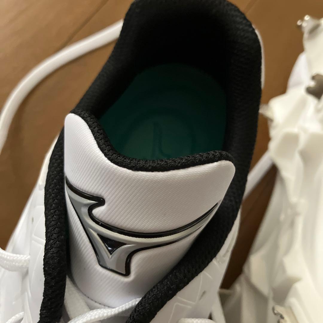 新品‼︎ 未使用金属スパイク 白ミズノ 野球試合に最適、基準対応、定価11000円