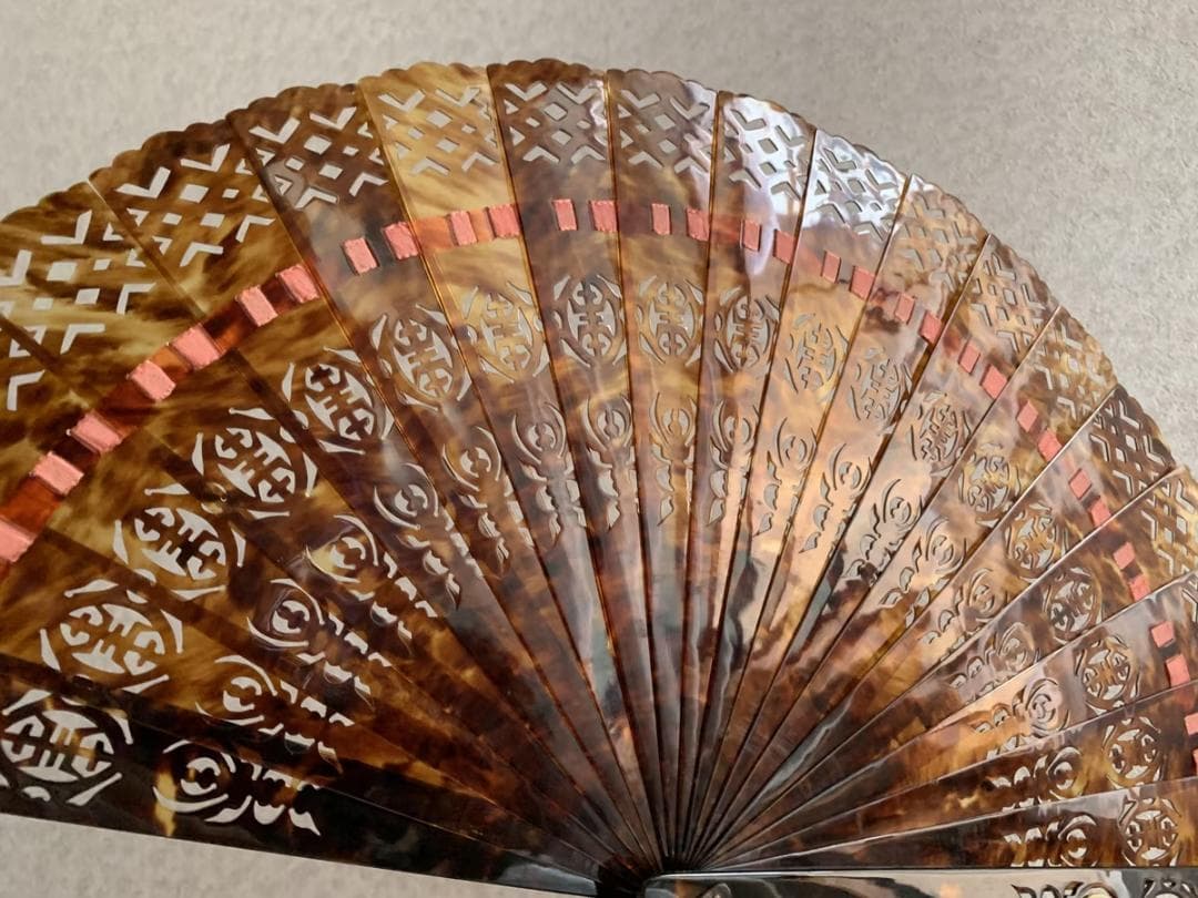 本鼈甲 べっ甲 扇子 工芸品 透かしデザイン 中国扇子 96g