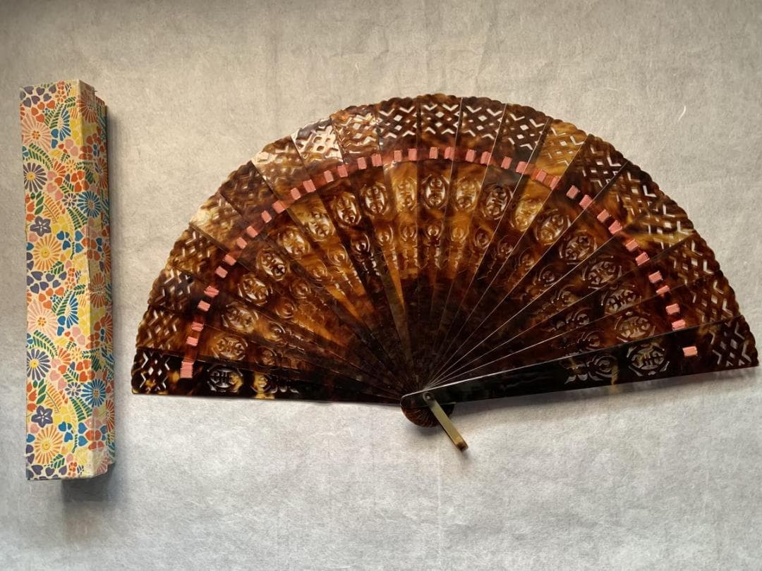 本鼈甲 べっ甲 扇子 工芸品 透かしデザイン 中国扇子 96g