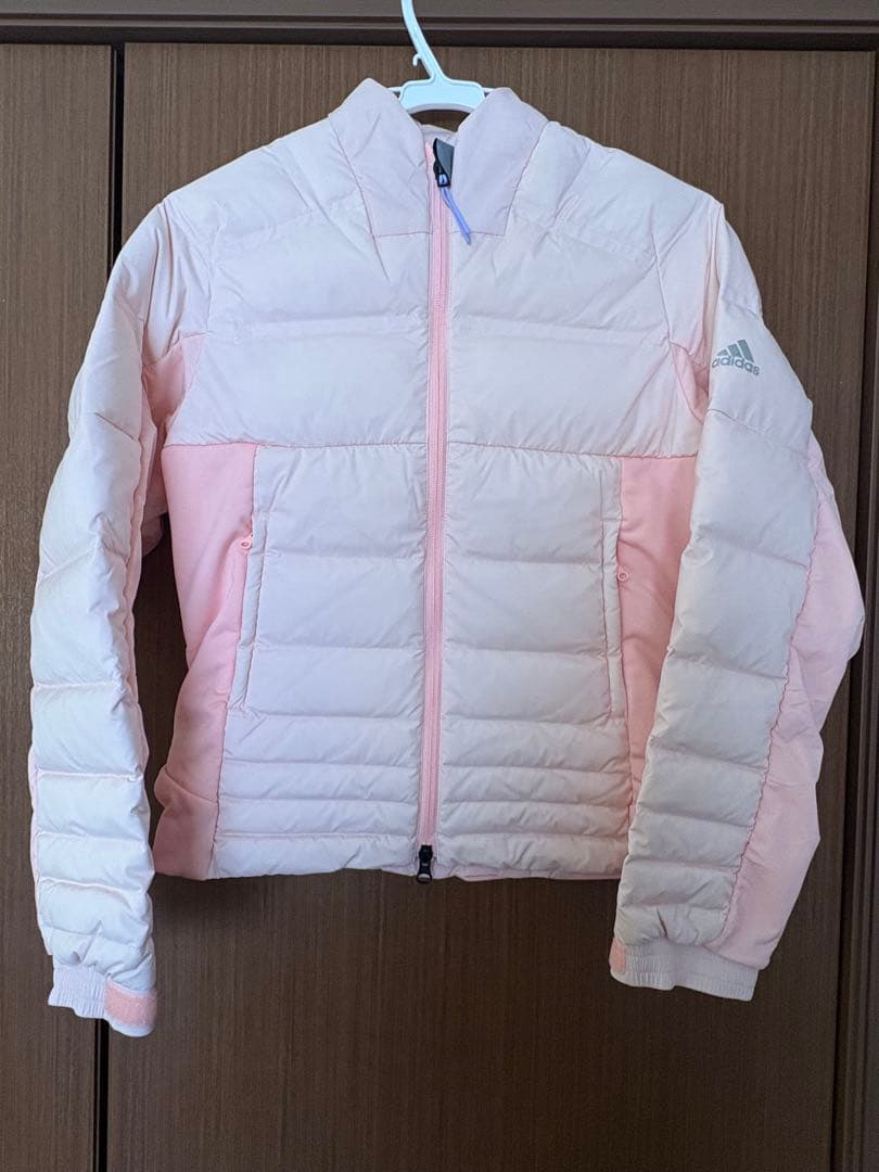 adidasゴルフ！ピンクのパファージャケット（レディース）