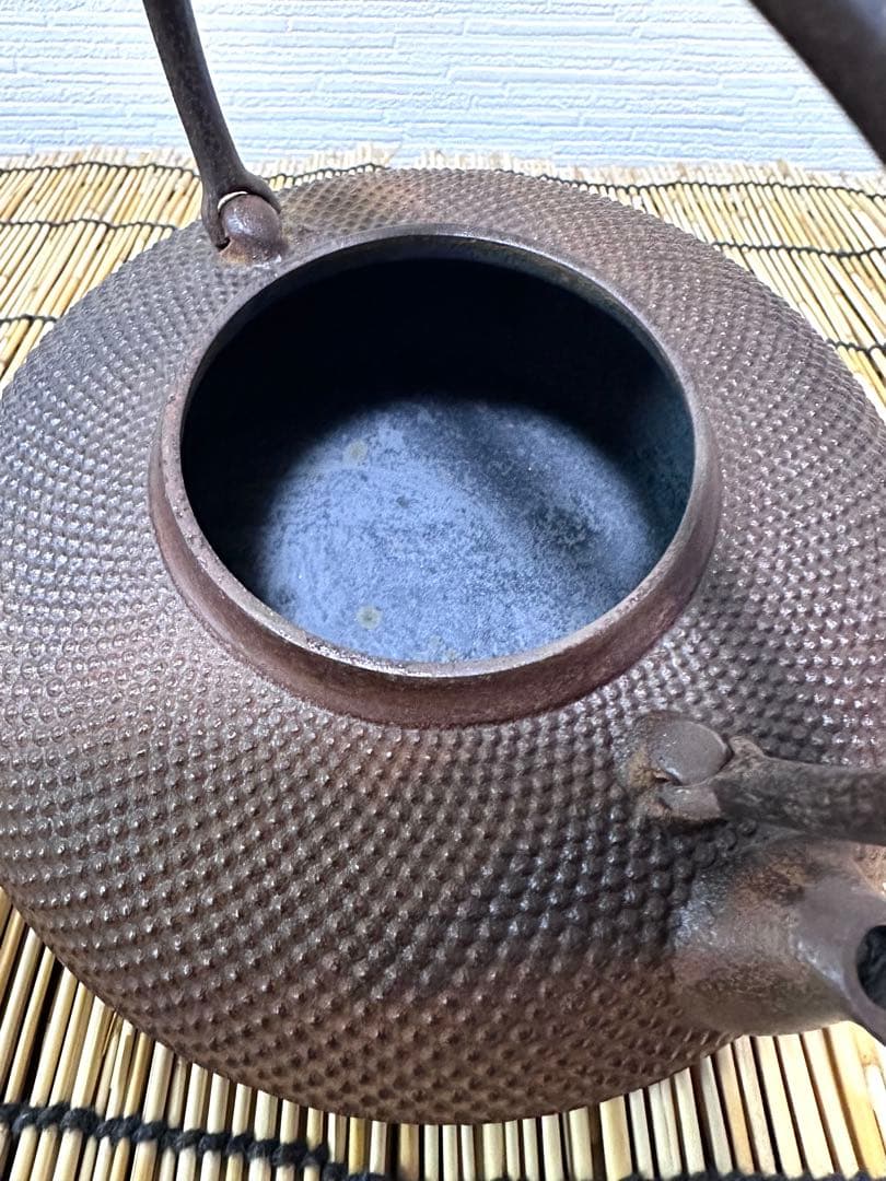 未使用品、栞付　敬典工房正寿堂山正　人間国宝髙橋敬典作独楽型　南部鉄瓶　南部鉄器