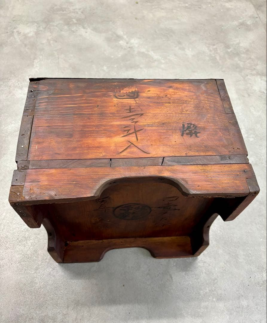 古い木箱 脚付き 鉄枠補強 刻印入り｜無垢材 古道具 収納箱 店舗什器