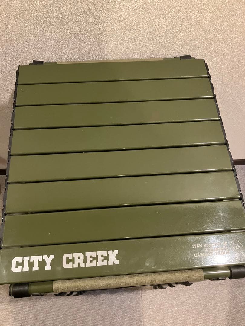 コールマン niko and サイド シェルフ カーキ サイド テーブル