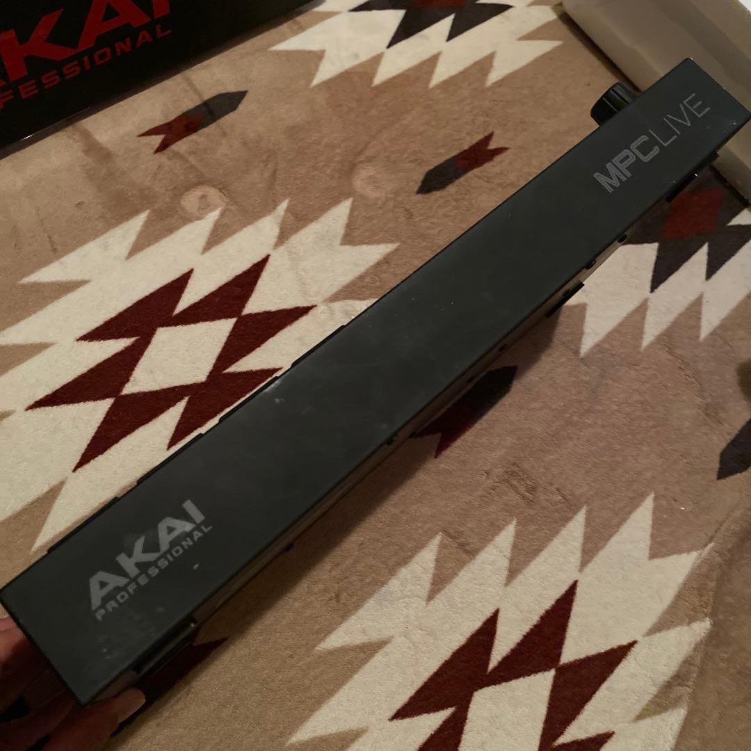 SALE中！送料無料 ドラムマシーン AKAI MPC LIVE 動作確認済
