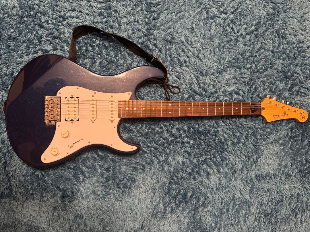 4万円程豪華ヤマハエレキギターとアンプと肩掛けとギター設置ホルダー豪華4点セット