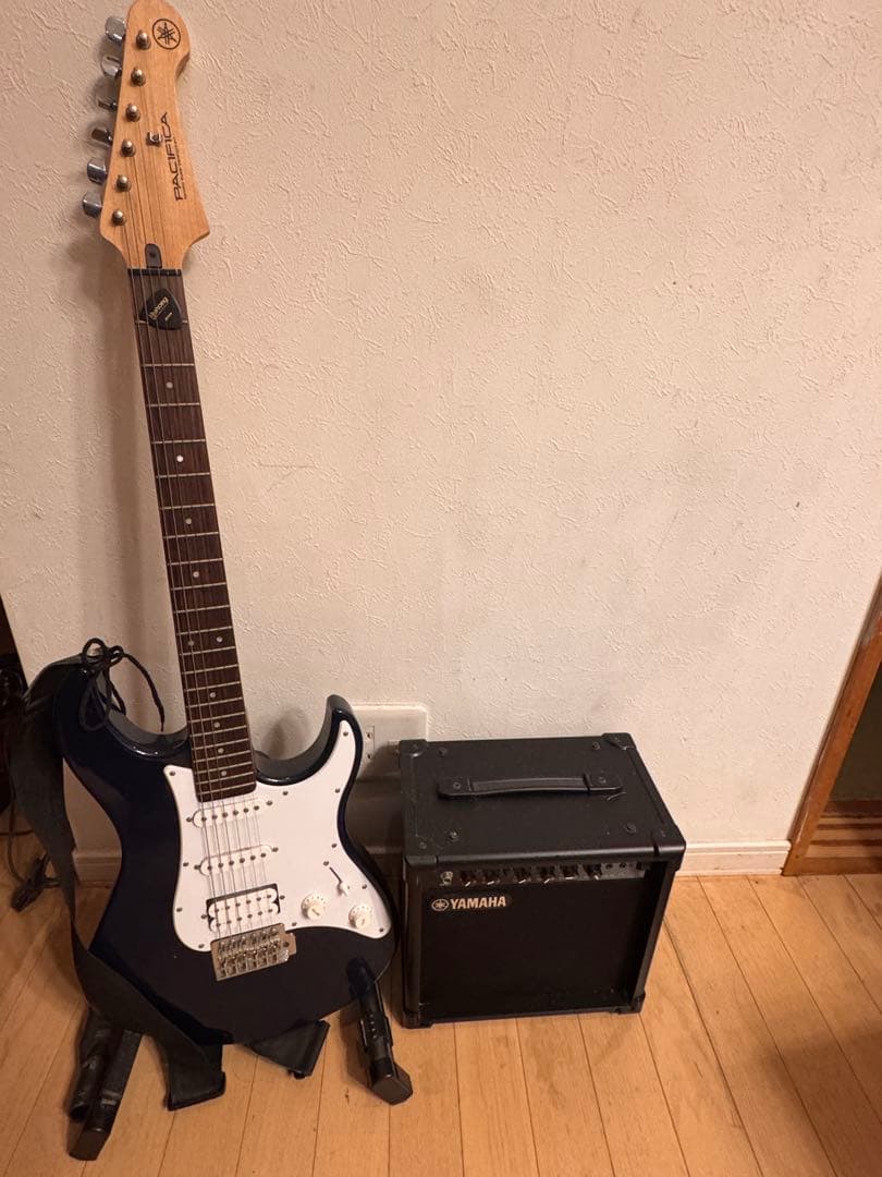 4万円程豪華ヤマハエレキギターとアンプと肩掛けとギター設置ホルダー豪華4点セット