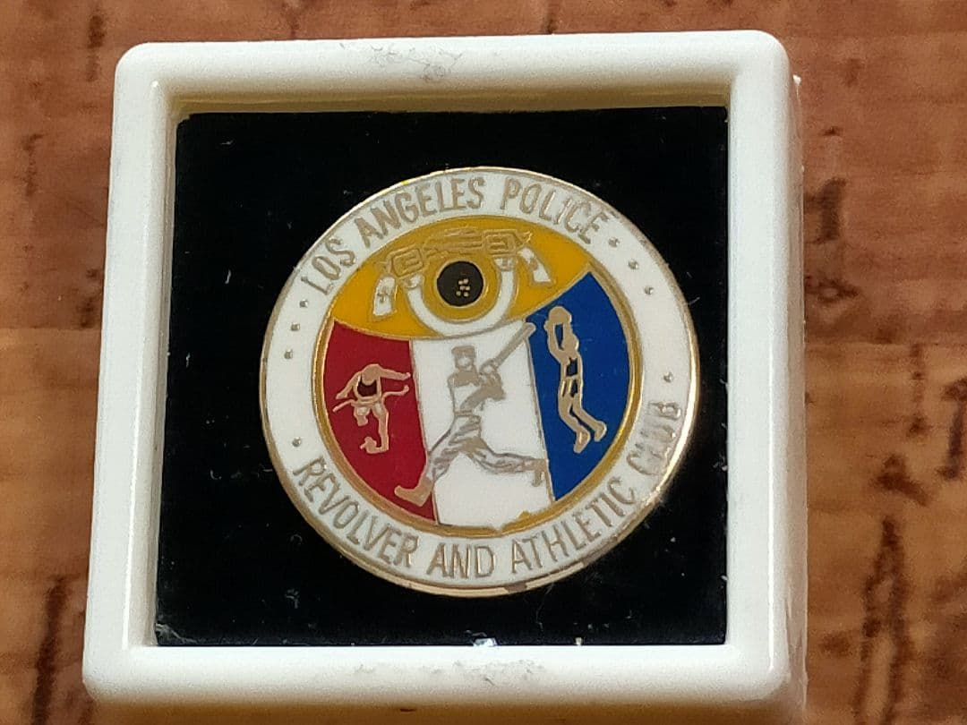 ☆ア②。「アメリカ.ロサンゼルス市警察学校ピンバッジ」特製ケース入り。