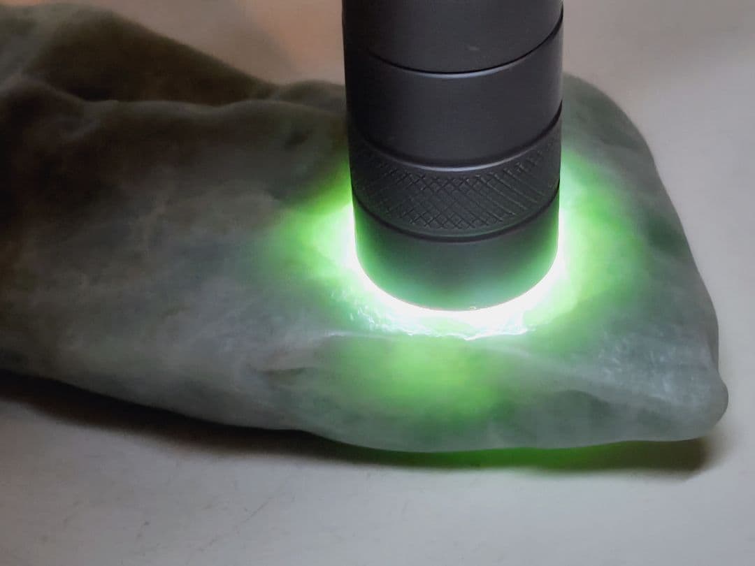 淡緑 194g 翡翠 ヒスイ 原石 鑑賞石 自然石 誕生石 鉱物 鉱石 水石