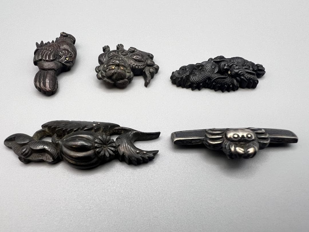 【海】江戸明治金工　鶏　獅子　龍　カニ　５点　金目　手彫　目貫　金銀象嵌　骨董品
