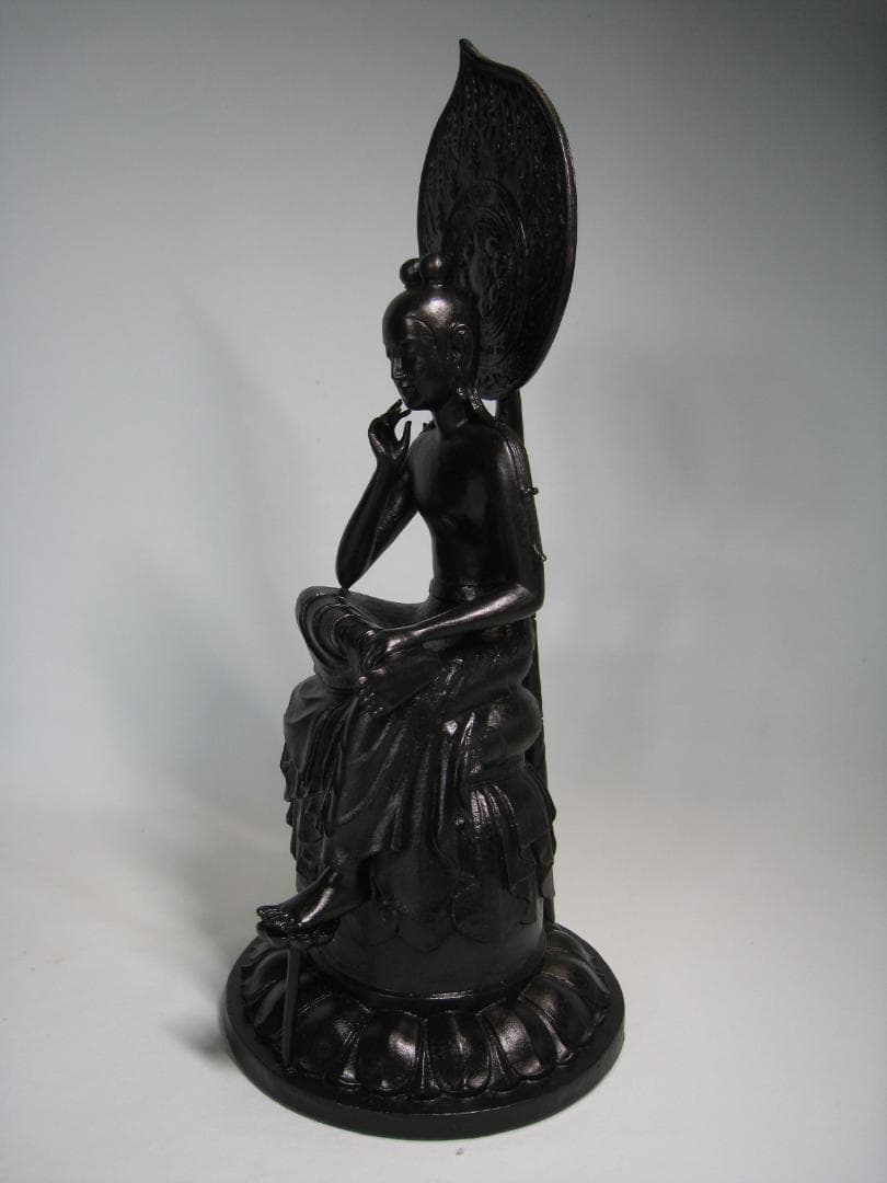 【菩薩半跏像】　　郡順治作　　ブロンズに漆黒の漆仕上