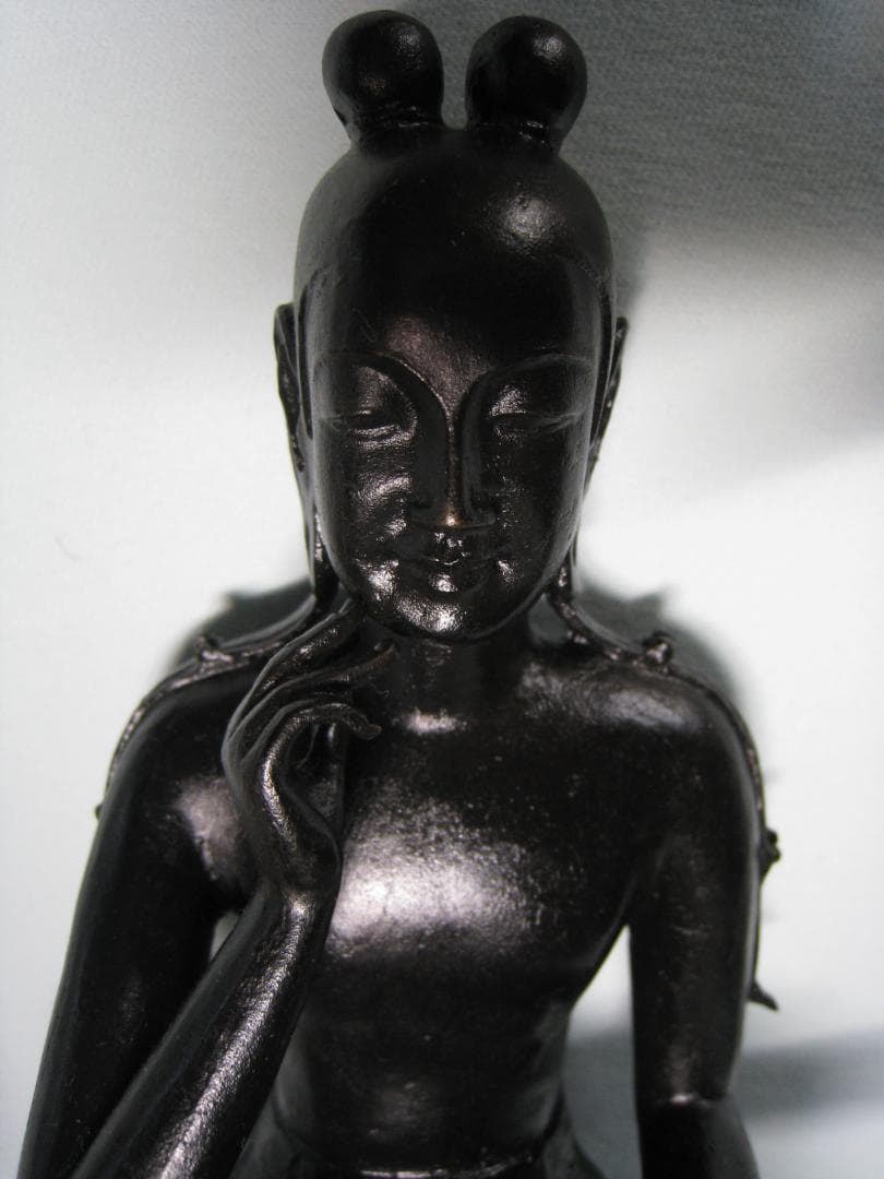 【菩薩半跏像】　　郡順治作　　ブロンズに漆黒の漆仕上