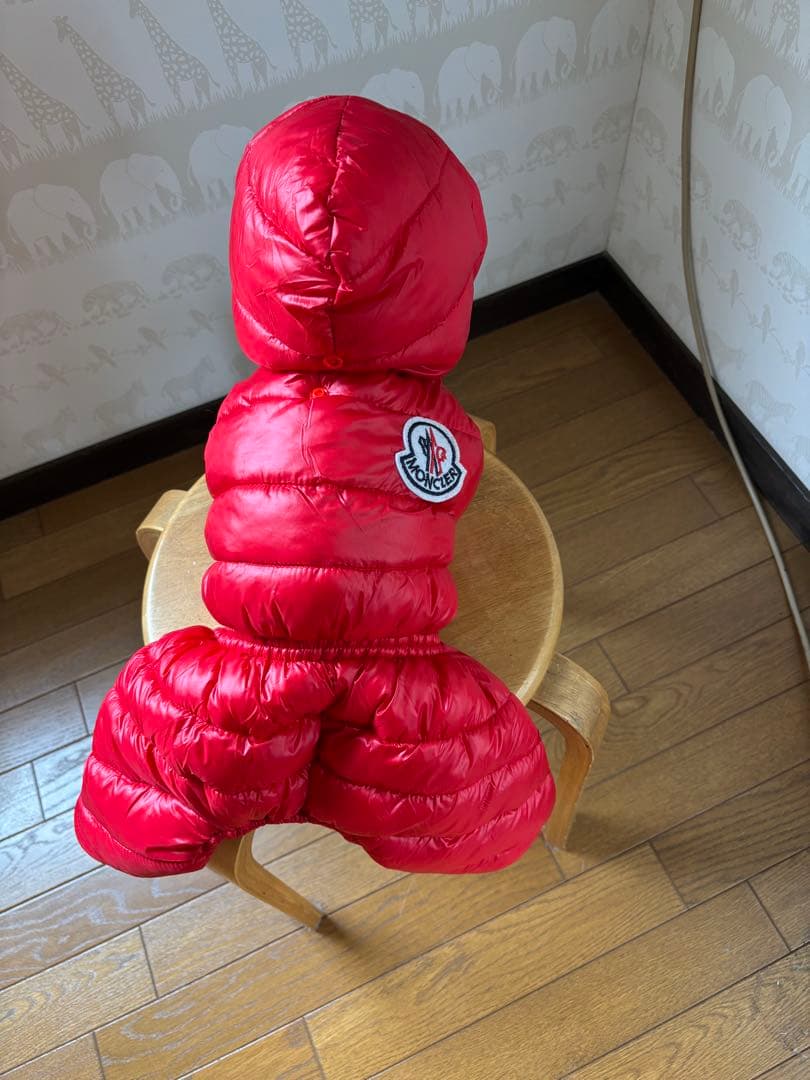 MO-NCLER 犬用ダウンジャケット　赤