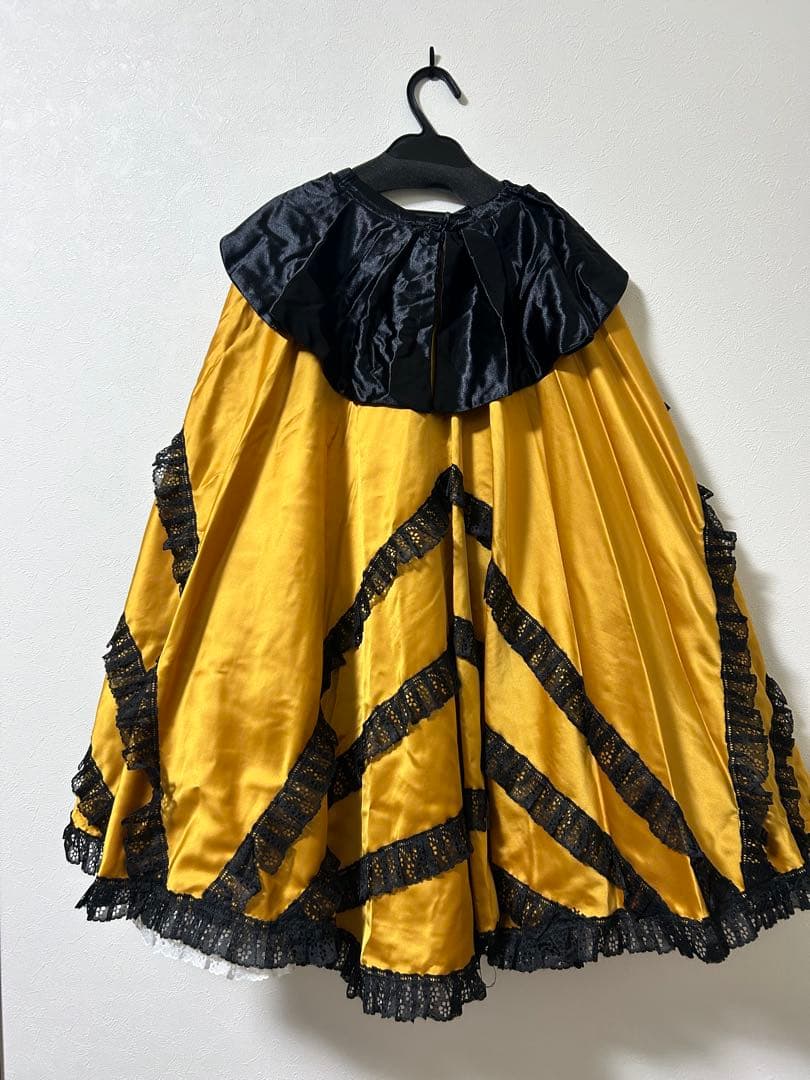 フラメンコ衣装　黒とゴールドのトップスandスカート