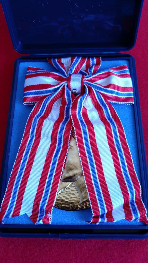 人見友紀　伝説の逃亡画家　受賞メダル　ゴールドメダル