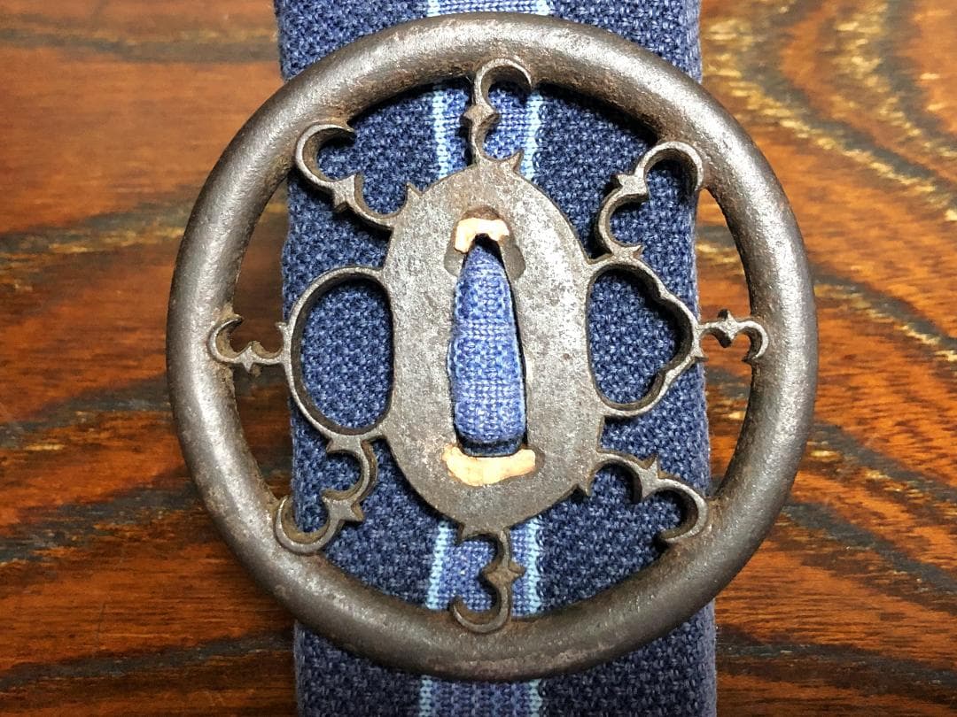 【 雁繋ぎ透し鍔 】　本漆五三桐紋手箱入り　江戸時代