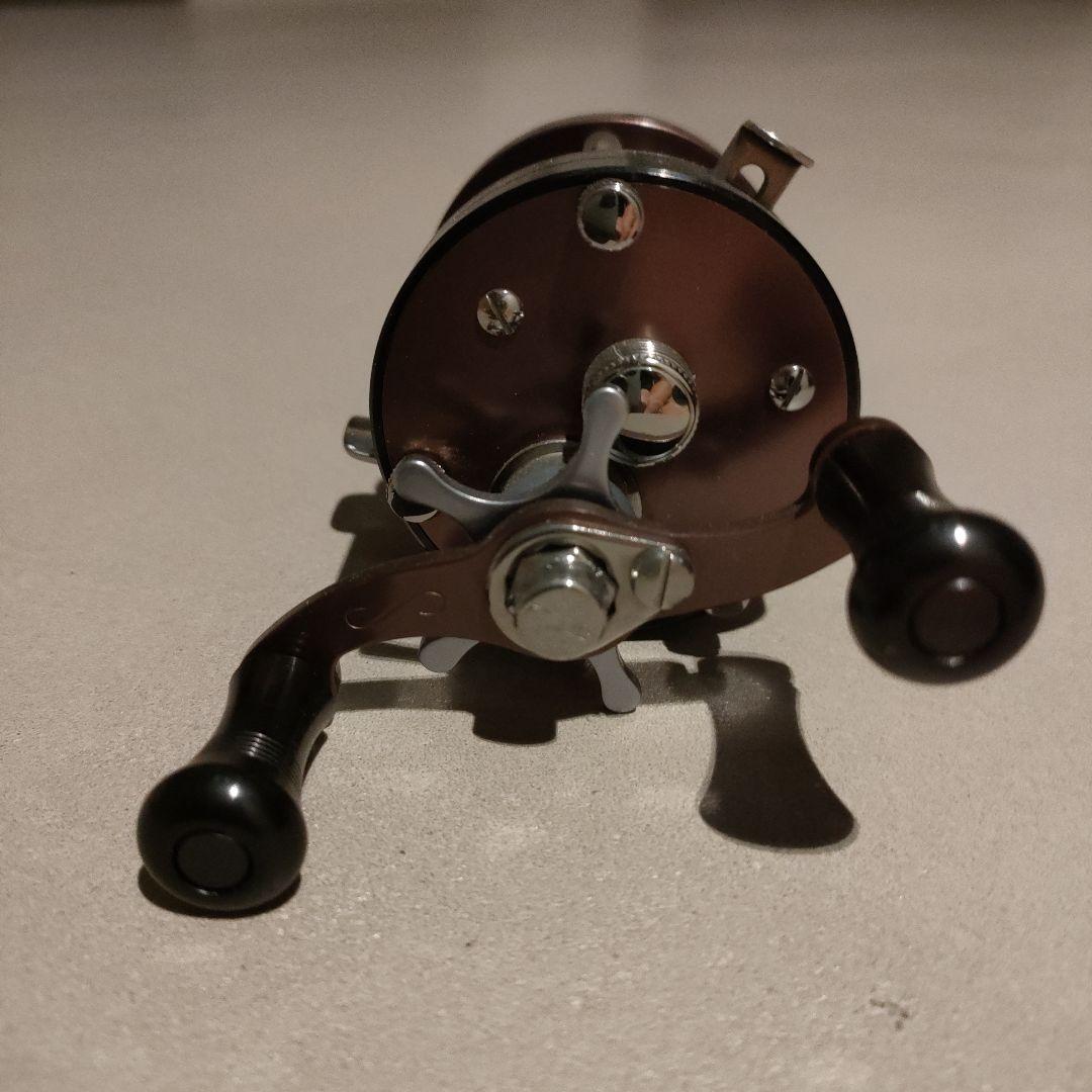 新品　五十鈴リール　bc421sss ブラックレッド　左巻き　bc420sss