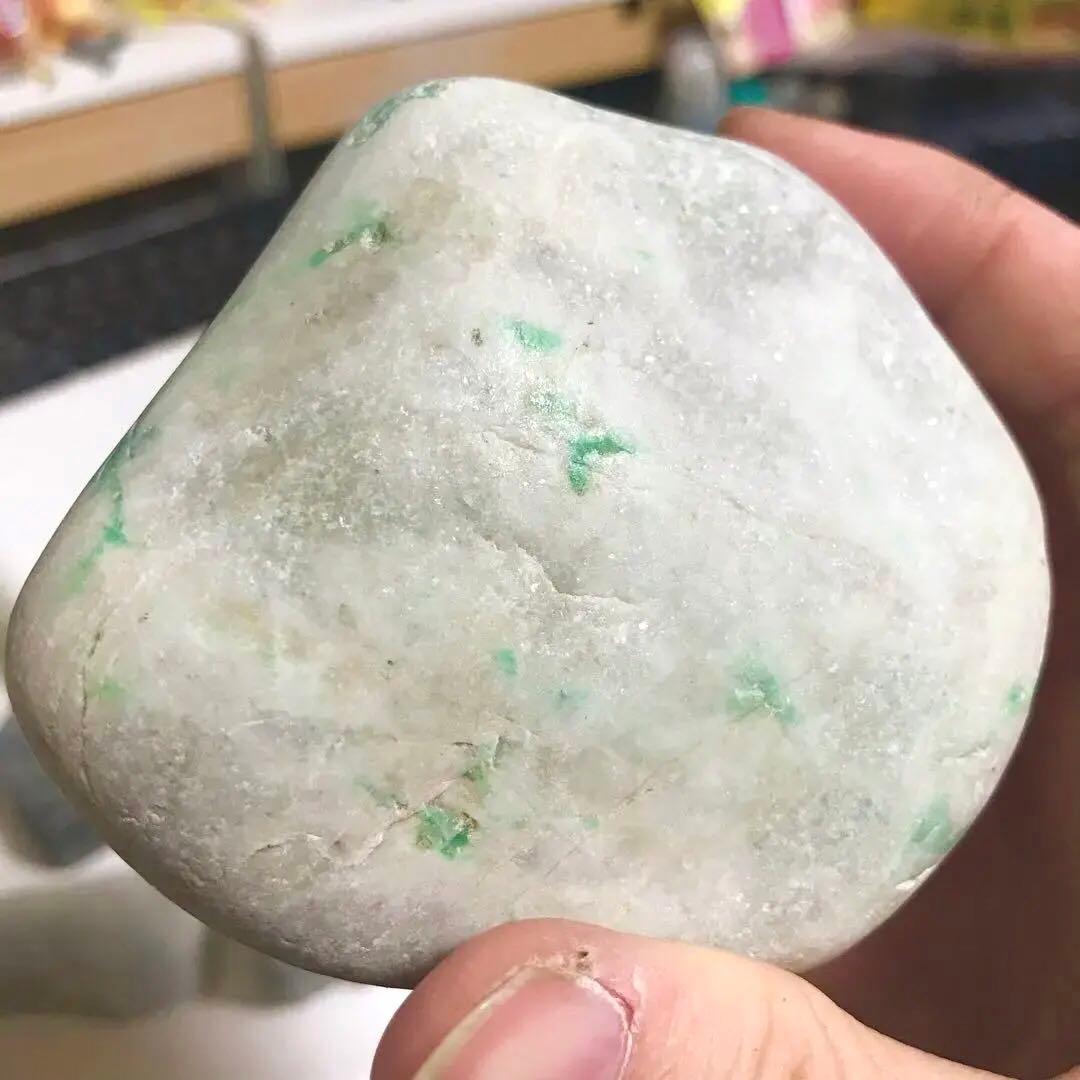 糸魚川翡翠　大きめ海石563g　白地に鮮やかな緑