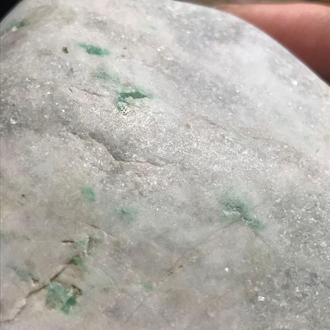 糸魚川翡翠　大きめ海石563g　白地に鮮やかな緑