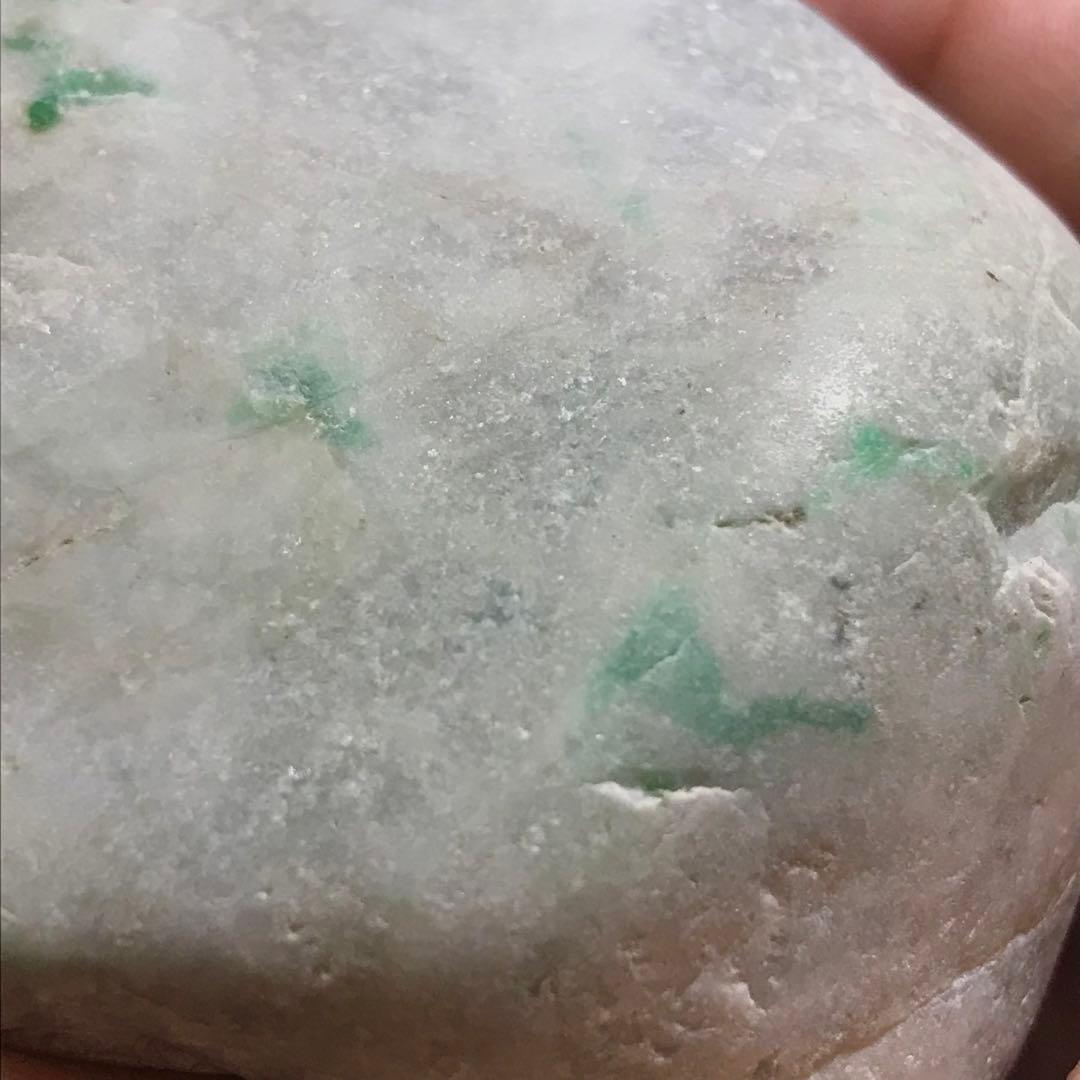 糸魚川翡翠　大きめ海石563g　白地に鮮やかな緑