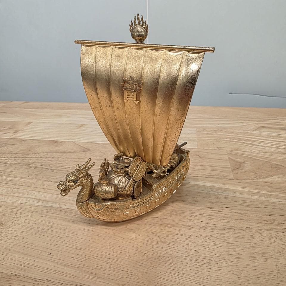 金色の船とドラゴンの金属工芸品