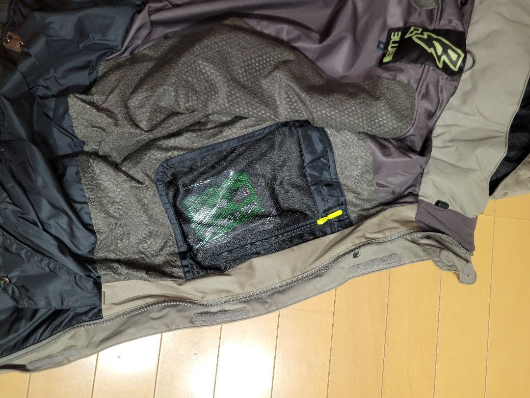 デザイン、最終値下げ素材最高級スノーボードウェア まずはみてください、お勧めです