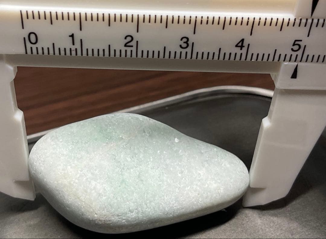 ［白地に明るい緑色］　上質糸魚川翡翠45g ヒスイ　ひすい