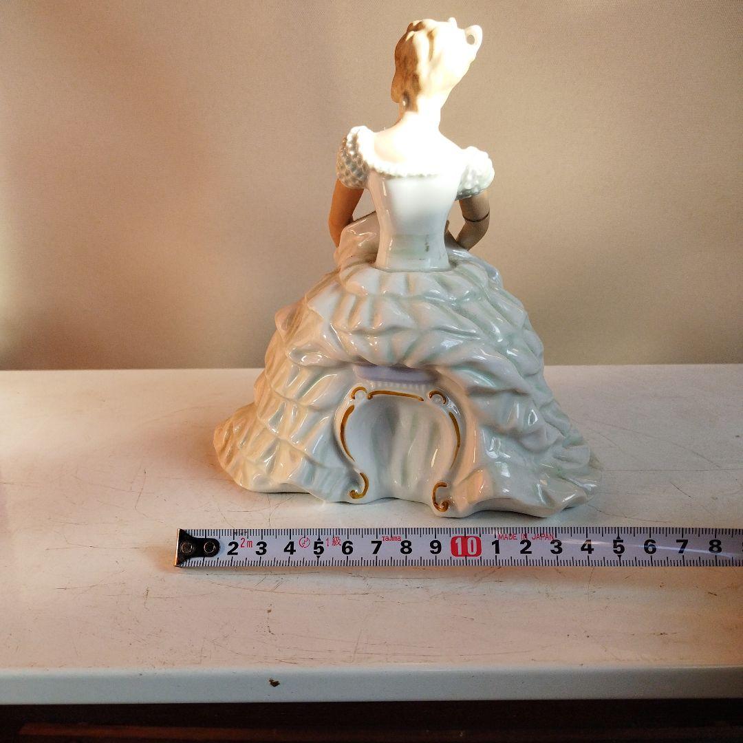 白いドレスの貴婦人