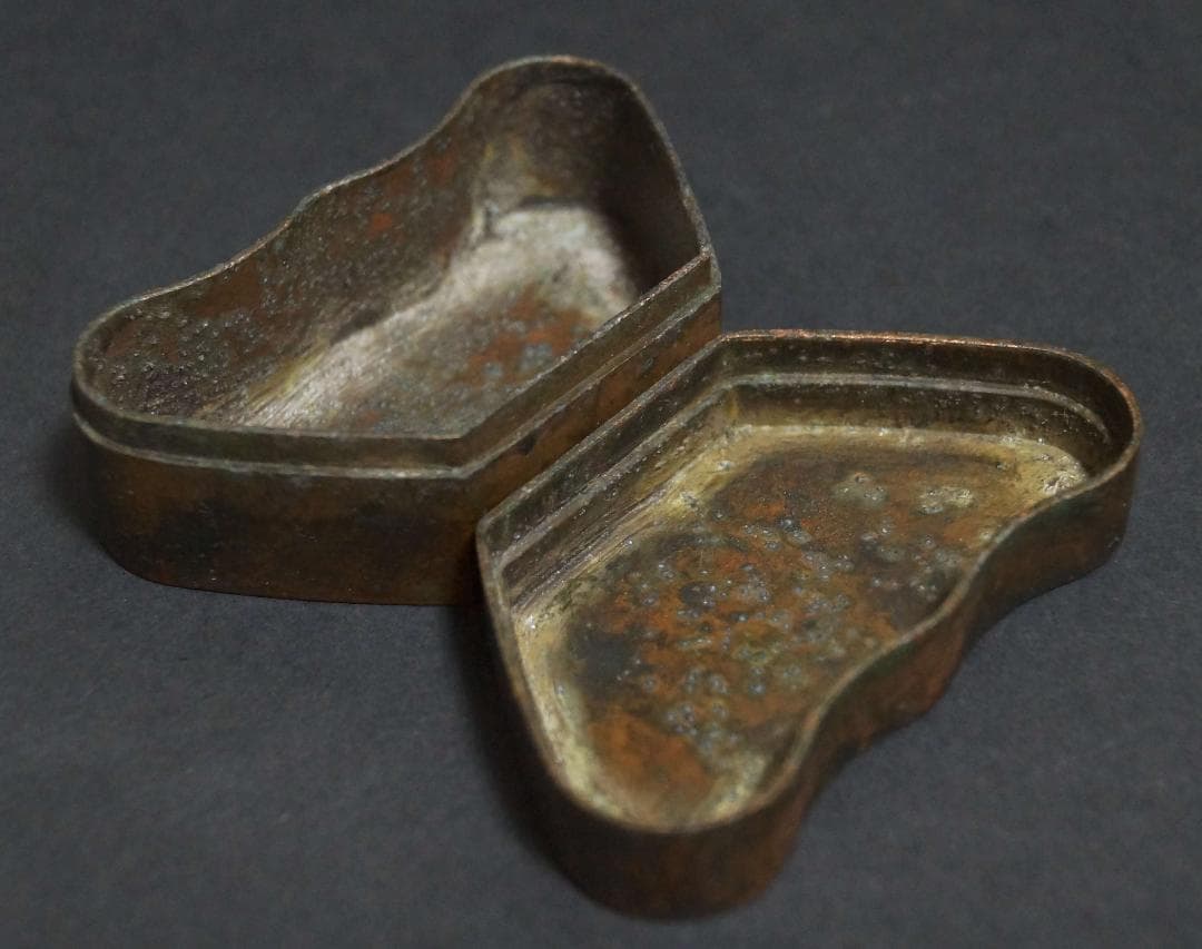 清 古銅製 瑞珍款 寅生刻『松下人物風景図』元寶形墨盒 書道具 古董 文法四宝