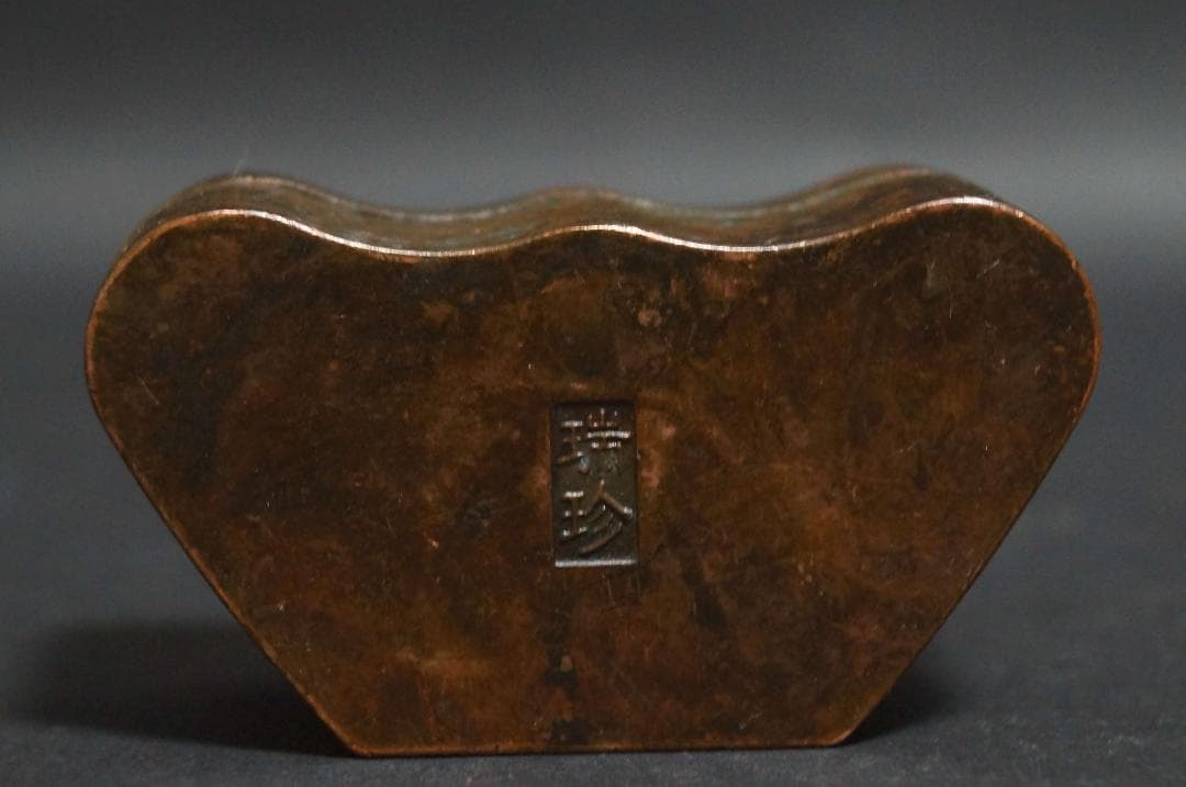 清 古銅製 瑞珍款 寅生刻『松下人物風景図』元寶形墨盒 書道具 古董 文法四宝