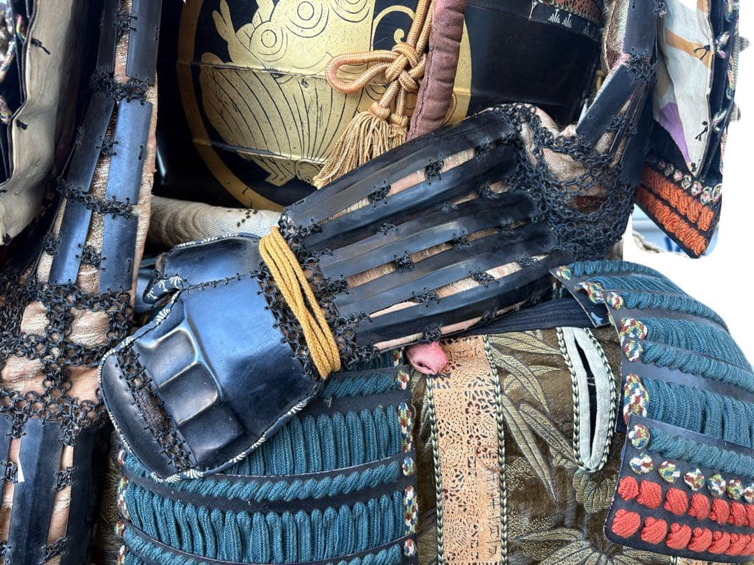 け*屋様 日本美術 時代甲冑 等身大 家紋入 丸に揚羽蝶 鎧兜 一式 面頬 鎧櫃