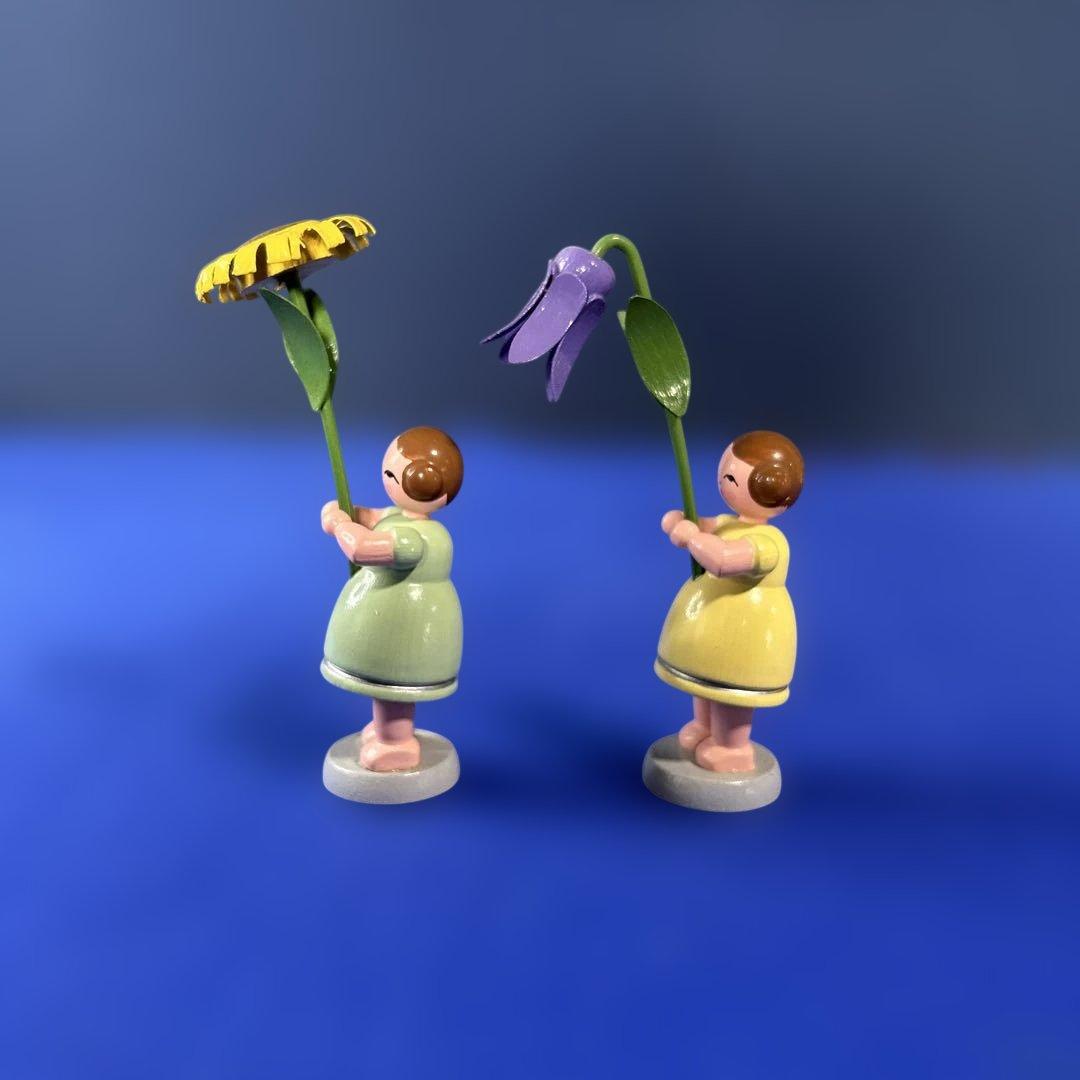 ドイツ製　木製人形　エルツ地方　ザイフェン お花を持つ女の子