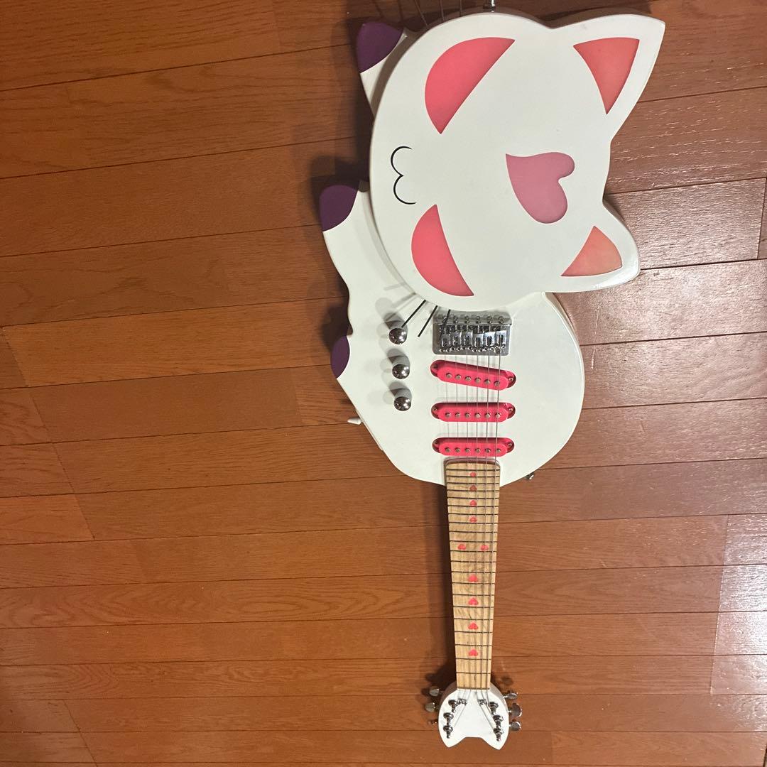 エレキギター。　目と、フレットひかる！　 猫ちゃん、ギター！