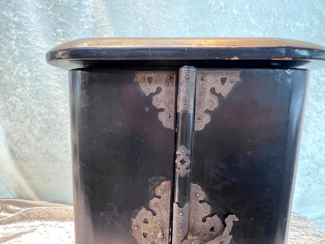 厨子　とても古いです