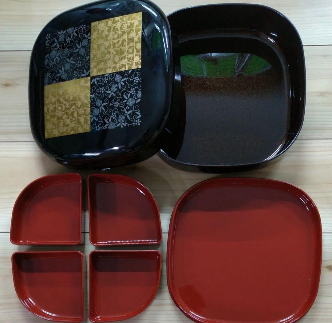 漆器 重箱 黒地 金色模様 仕切り皿付き