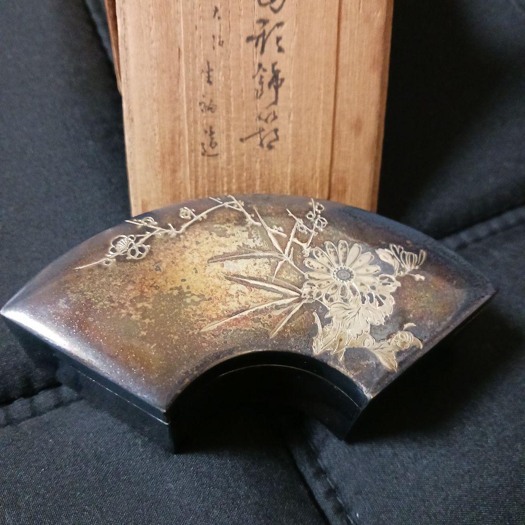 アンティーク生駒製 菊図　扇形工芸品 小物入れ木箱付き