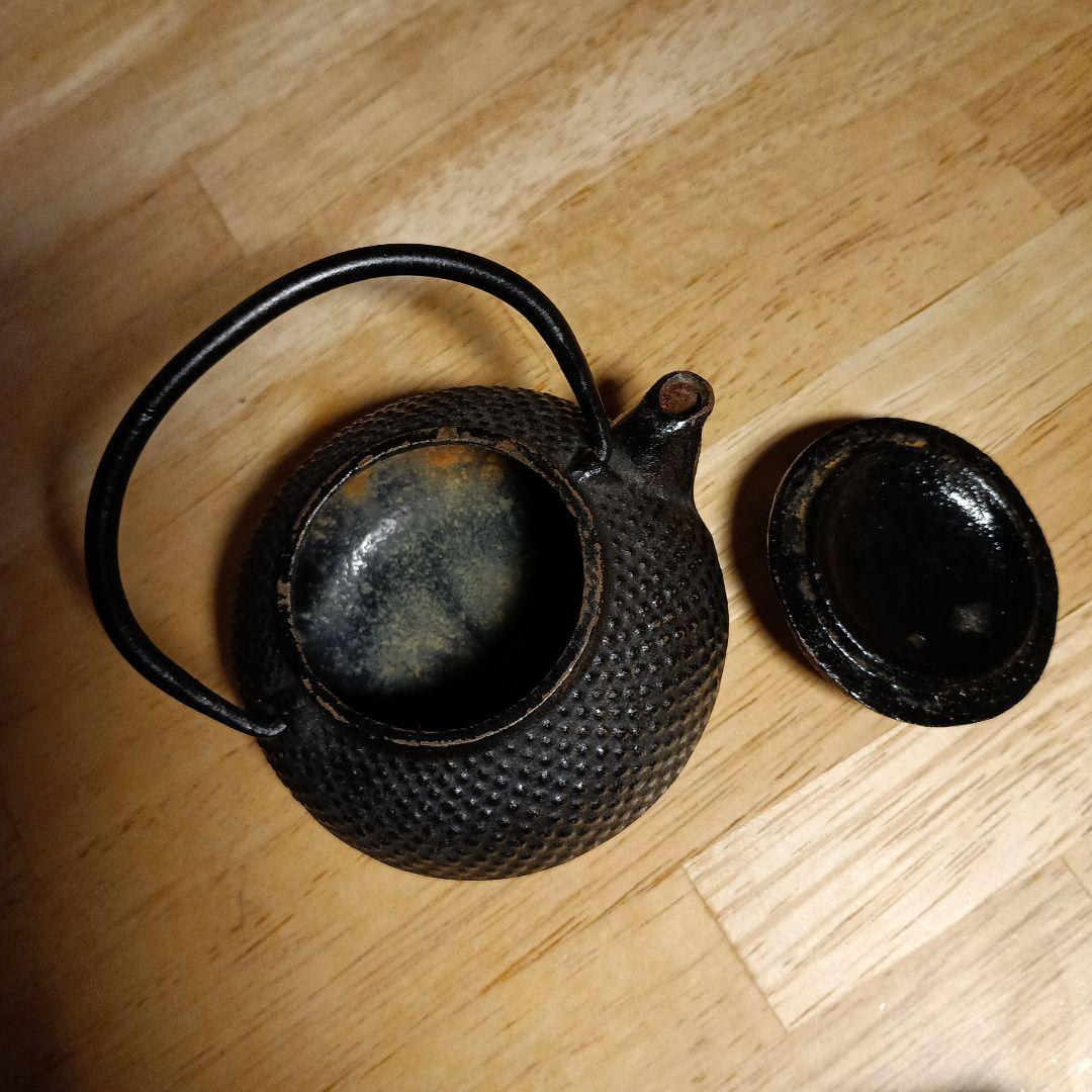 書道セット・雨畑硯(蓋付き)、南部鉄の水差し、筆、墨、文鎮入りです。