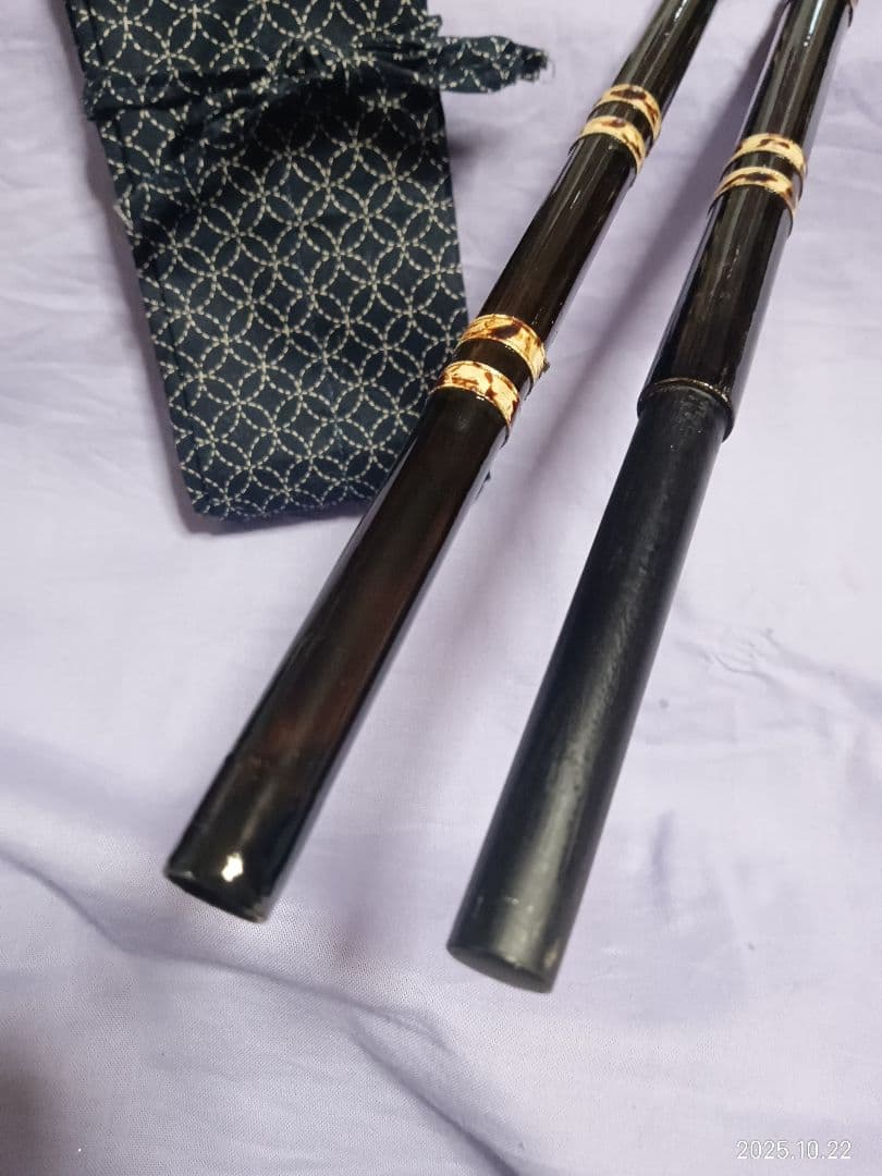 カーボン総塗り笛巻き1本半竿掛け・白塗り鮫皮、羽根飾り